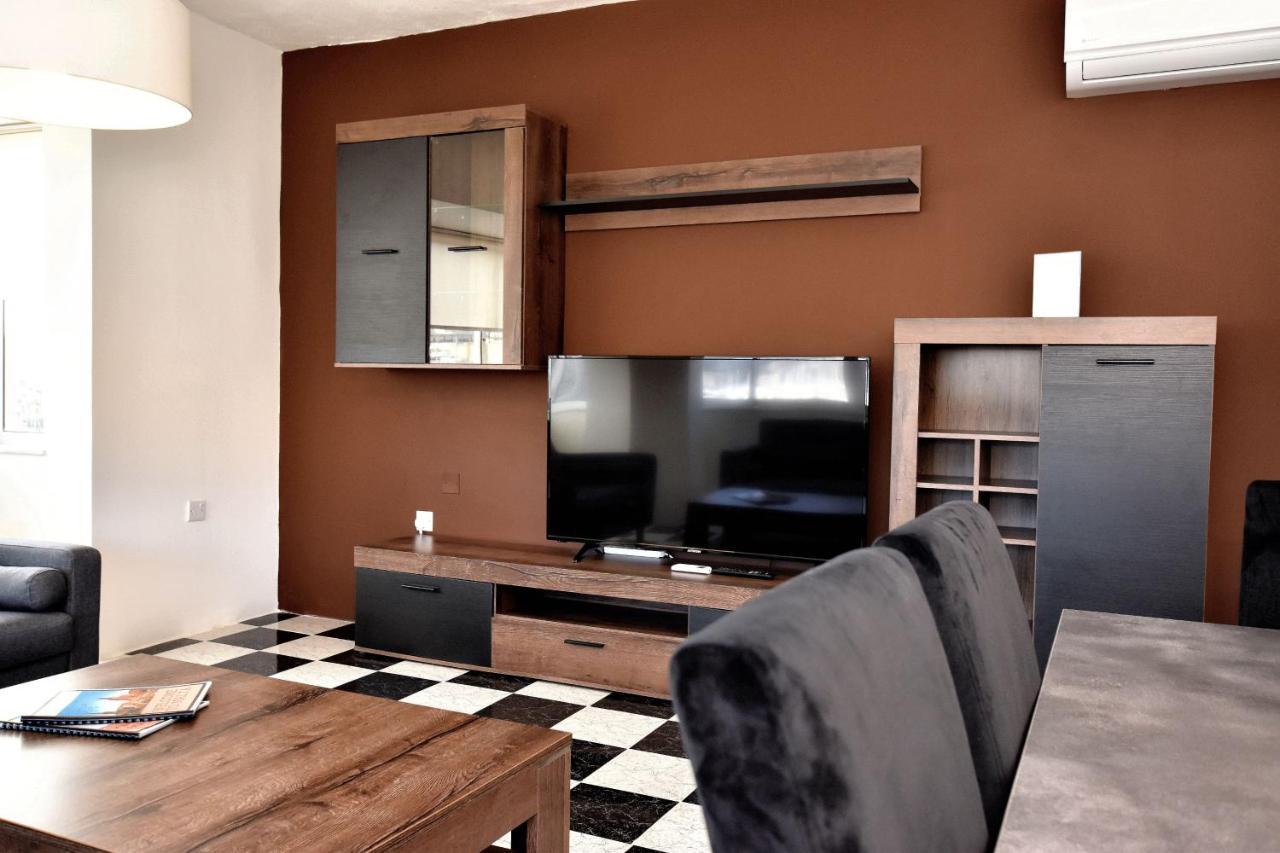 2 Bedroom, Bright & Central Top Floor Apartment - 5 مسيدا المظهر الخارجي الصورة